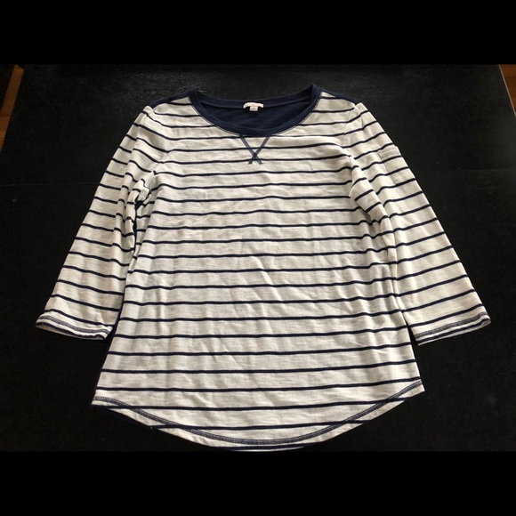 GAP Tops - EUC women’s 2 toned 3/4 shirt